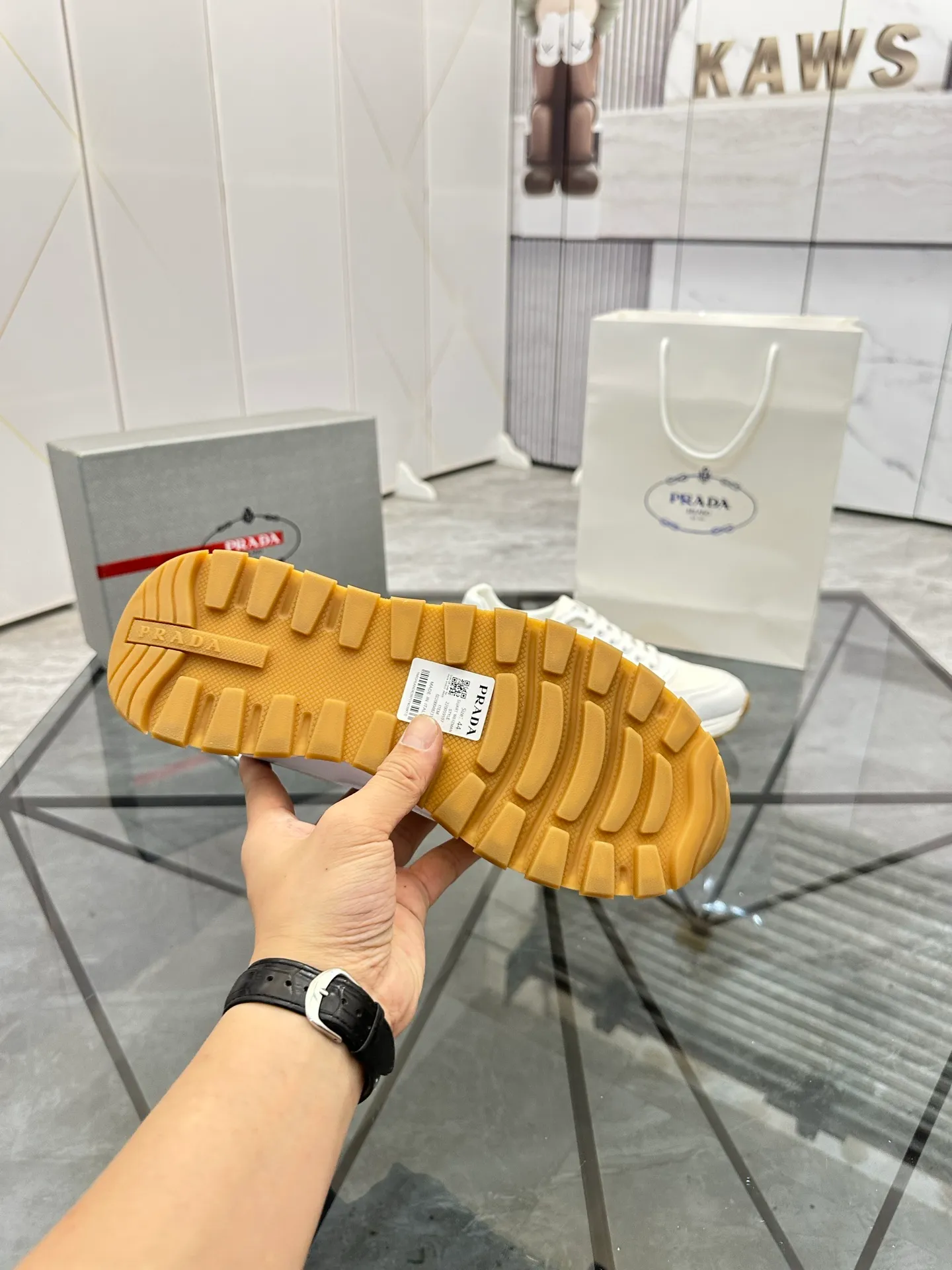 Men's shoes for sale 💰: 💰P580¥ High-end top quality Product trademark: Prada *"Prada*" low-top casual shoes Regular size: 38-45 (can be customized to 46) Product materials: imported first-layer cowhide stitching breathable mesh upper, water-dyed cowhide lining, cowhide foot pads, original ultra-light foam outsole. No.: 001